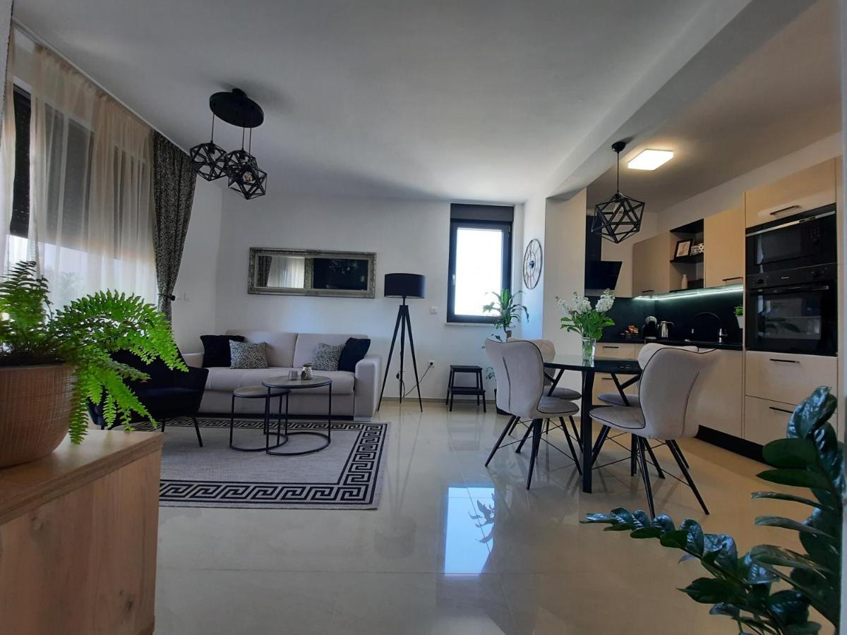 Enjoy Pula - New Apt With Terrace And Free Parking Garage Eksteriør billede